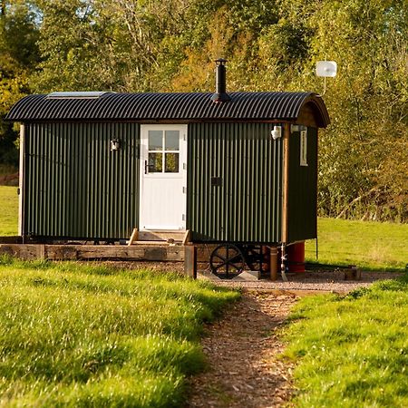 Harrys Hideout - Shepherd'S Huts At Harrys Cottages Pen-y-Clawdd Room photo