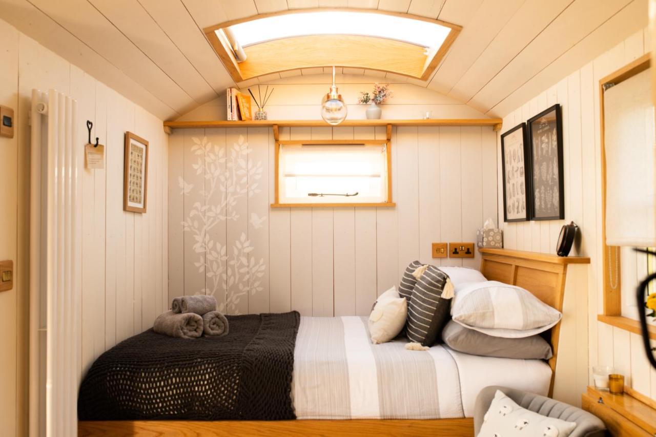 Harrys Hideout - Shepherd'S Huts At Harrys Cottages Pen-y-Clawdd Exterior photo