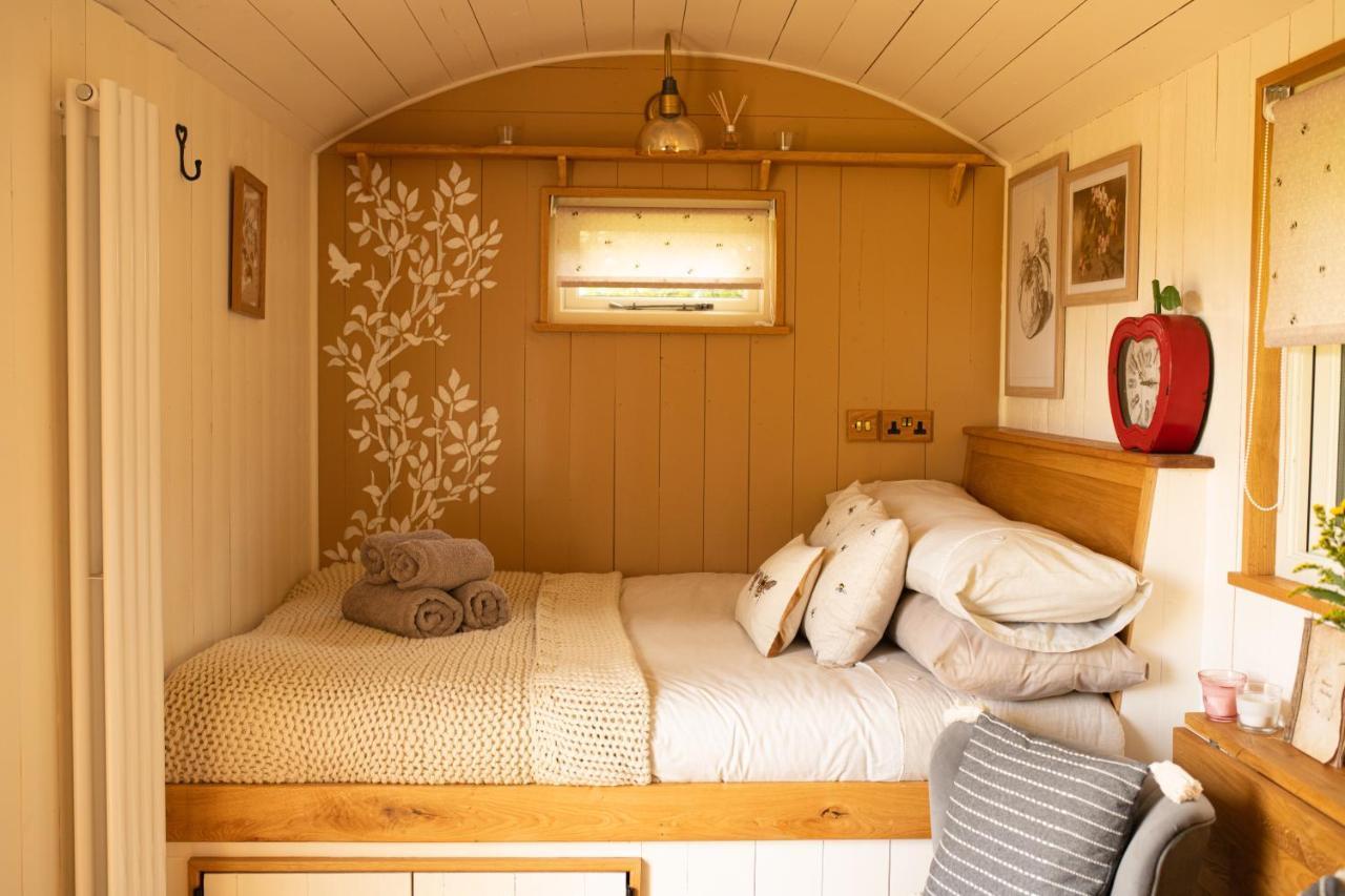 Harrys Hideout - Shepherd'S Huts At Harrys Cottages Pen-y-Clawdd Exterior photo