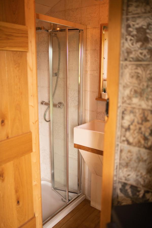 Harrys Hideout - Shepherd'S Huts At Harrys Cottages Pen-y-Clawdd Exterior photo